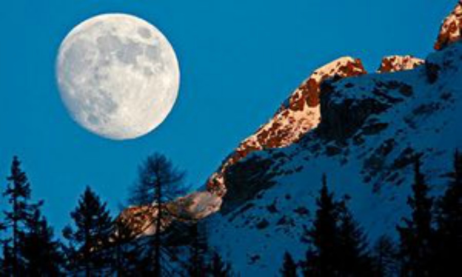 waxing-gibbous-moon-rising-behind-tijerflue-mountain-arosa-switzerland-large